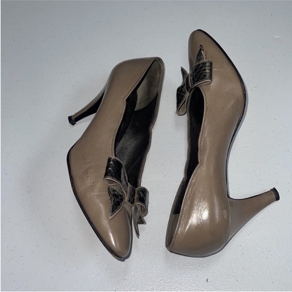 Vintage ysl taupe kitten heel bow shoes 
Size 8
Good used condition - Picture 5 of 6